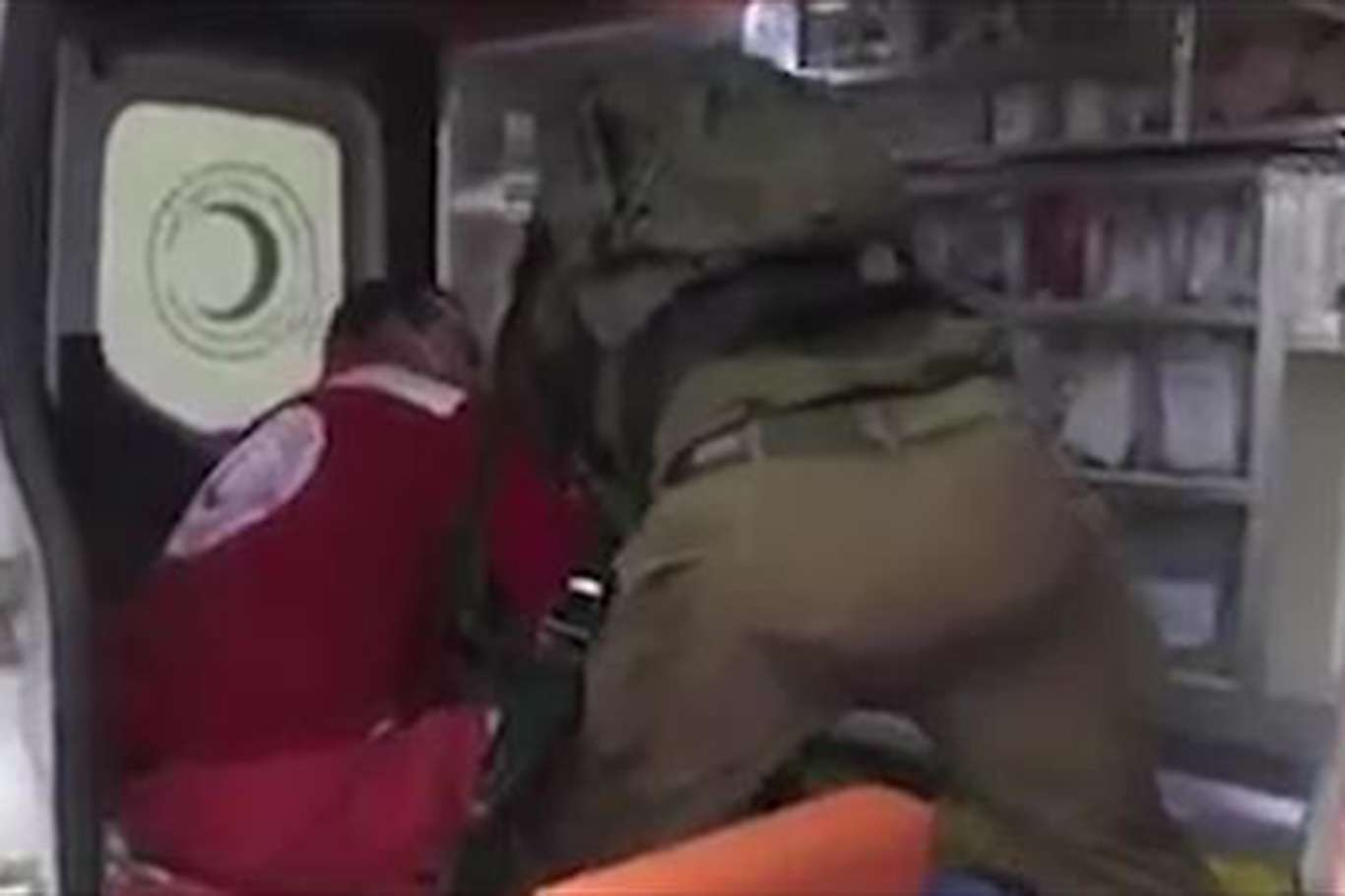 Siyonist işgalciler ambulansta yaralı Filistinliye saldırdı